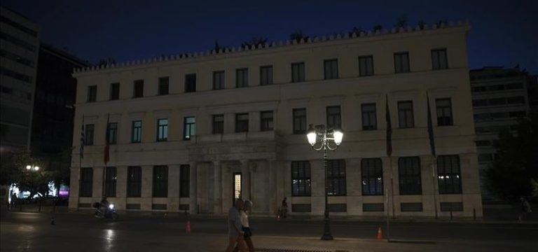 athens-municipality-building-turn-off-lights-to-save-energy-1663395178923